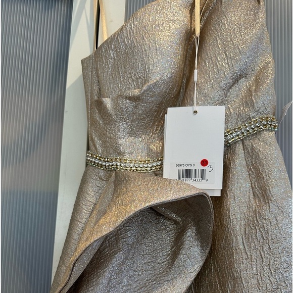 (14) ❤️ BNWT MAC DUGGAL ONE SHOULDER METALLIC RUFFLED EVENING GOWN - Picture 6 of 11